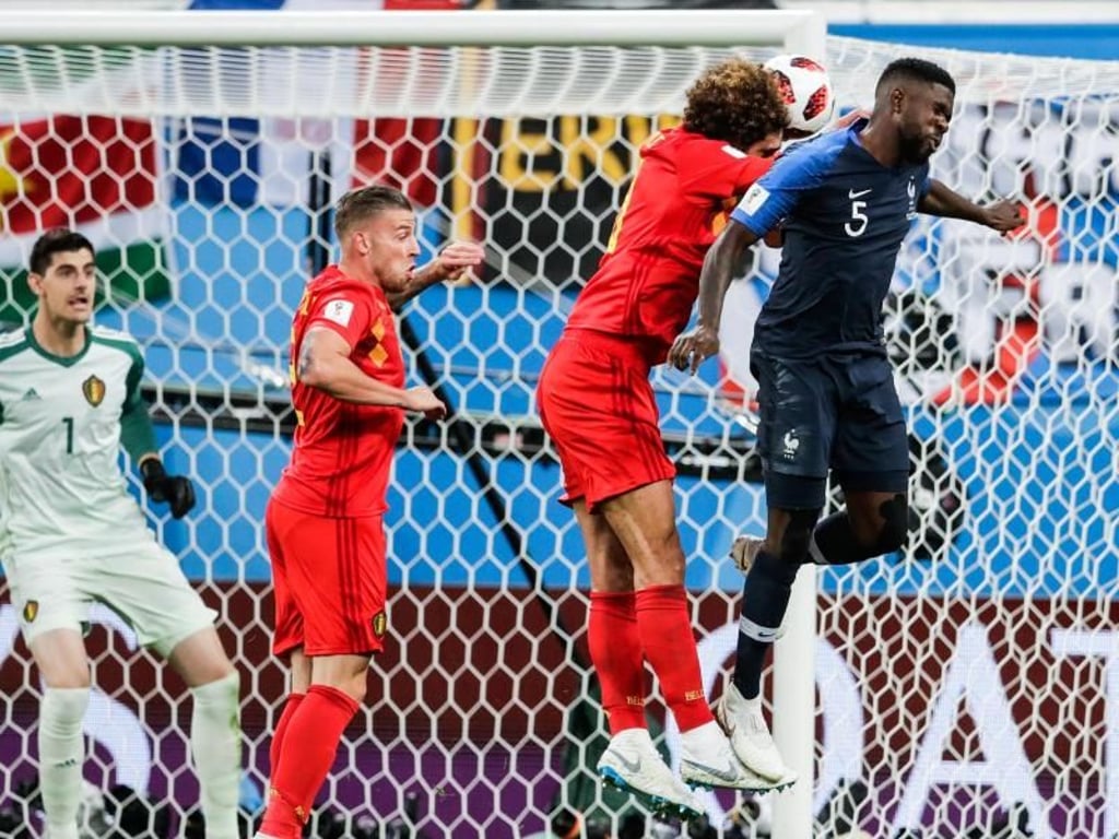 Samuel Umtiti (r) trifft zum 1:0 für Frankreich. Foto: Petr David Josek/AP