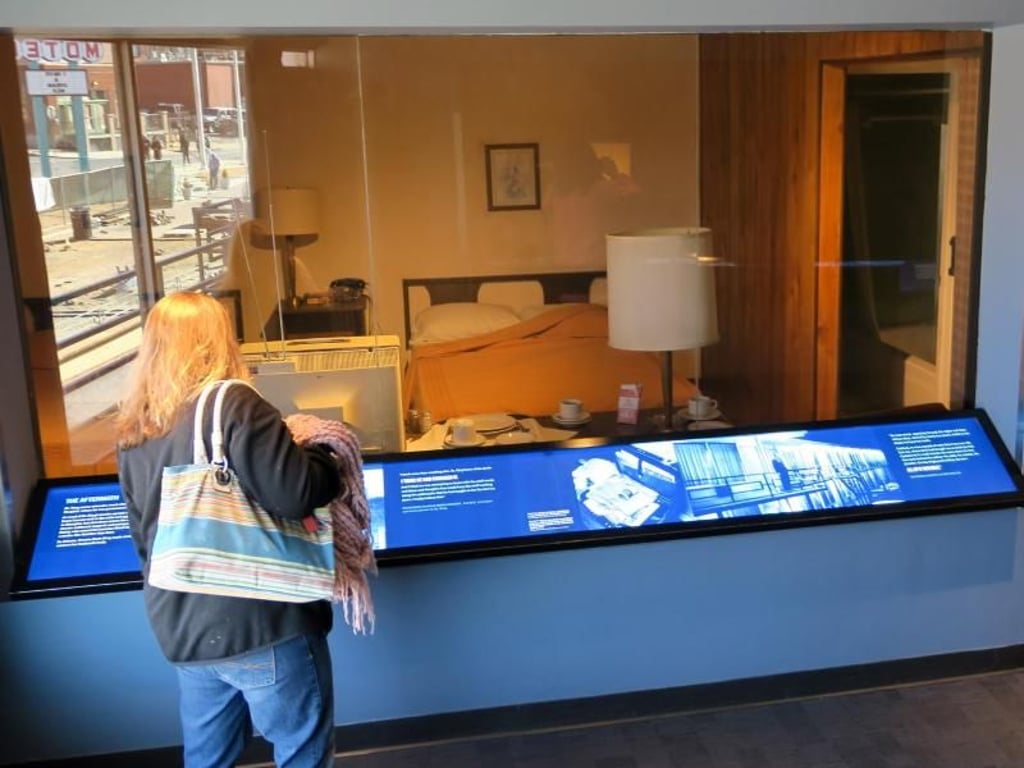 Der 4. April 1968 hinter Glas: Im National Civil Rights Museum in Memphis ist das Zimmer 306 des «Lorraine Motel» so eingerichtet zu sehen, wie es Martin Luther King kurz vor seiner Ermordung verlassen hat. Foto: Christian Röwekamp