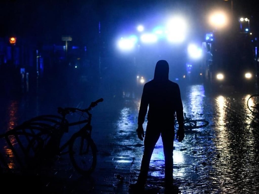 In der Nacht zum 08.07 eskalierten die Proteste im Schanzenviertel, die Polizei ging mit einem massiven Aufgebot gegen Randalierer vor. Foto: Axel Heimken