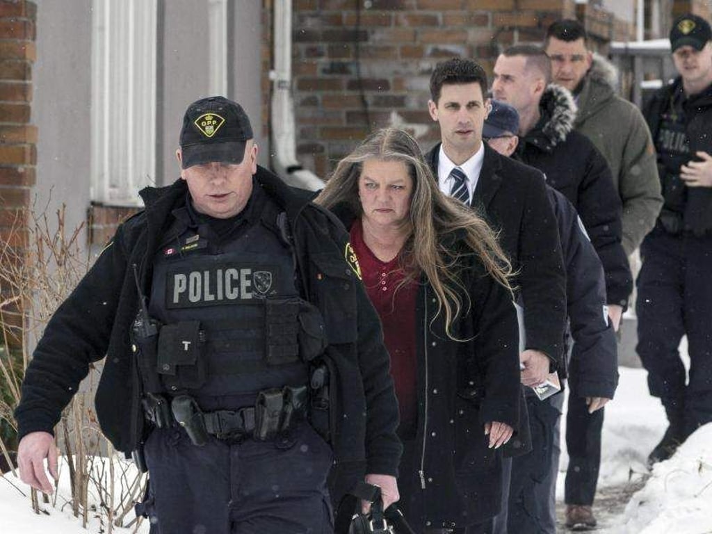 Die forensische Anthropologin Kathy Gruspier (2.v.l) und Polizisten auf dem Grundstück, auf dem die Überreste der Leichen entdeckt wurden. Foto: Chris Young/The Canadian Press/AP