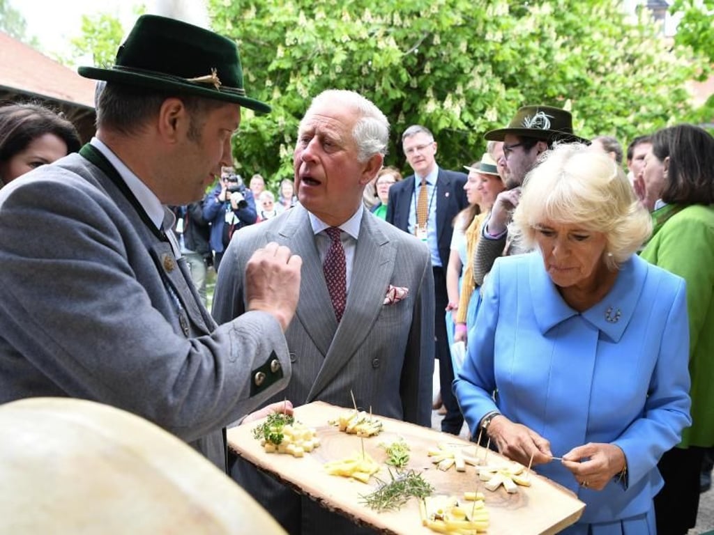 Prinz Charles (m.) und Herzogin Camilla beim Käse-Probieren. Fotro: Matthias Balk Foto: Matthias Balk