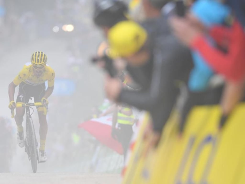 Der Franzose Julian Alaphilippe verliert beim Anstieg vor dem Ziel Zeit und das Gelbe Trikot. Foto: David Stockman/BELGA