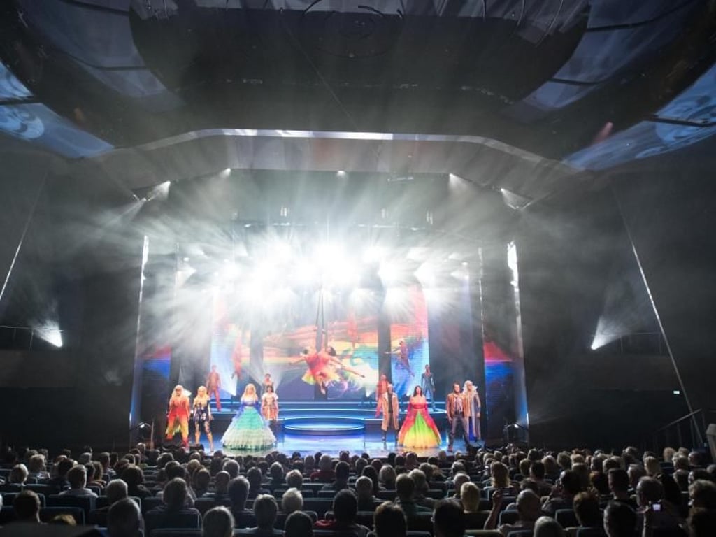 Die große Show am Abend auf der «Mein Schiff 3»: Hier gibt es zwischen Aida Cruises und Tui Cruises ein paar Unterschiede. Foto: Andrea Warnecke