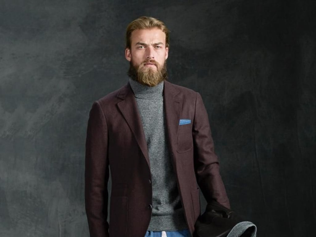 Der Rollkragenpullover eignet sich auch für den Lagenlook - wie dieses Modell von Bruno Cucinelli beweist (Rollkragenpullover 1.360 Euro, Jackett 3.650 Euro, Jeanshemd 330 Euro, Hose 490 Euro, Lederjacke 3.990 Euro). Foto: Brunello Cucinelli