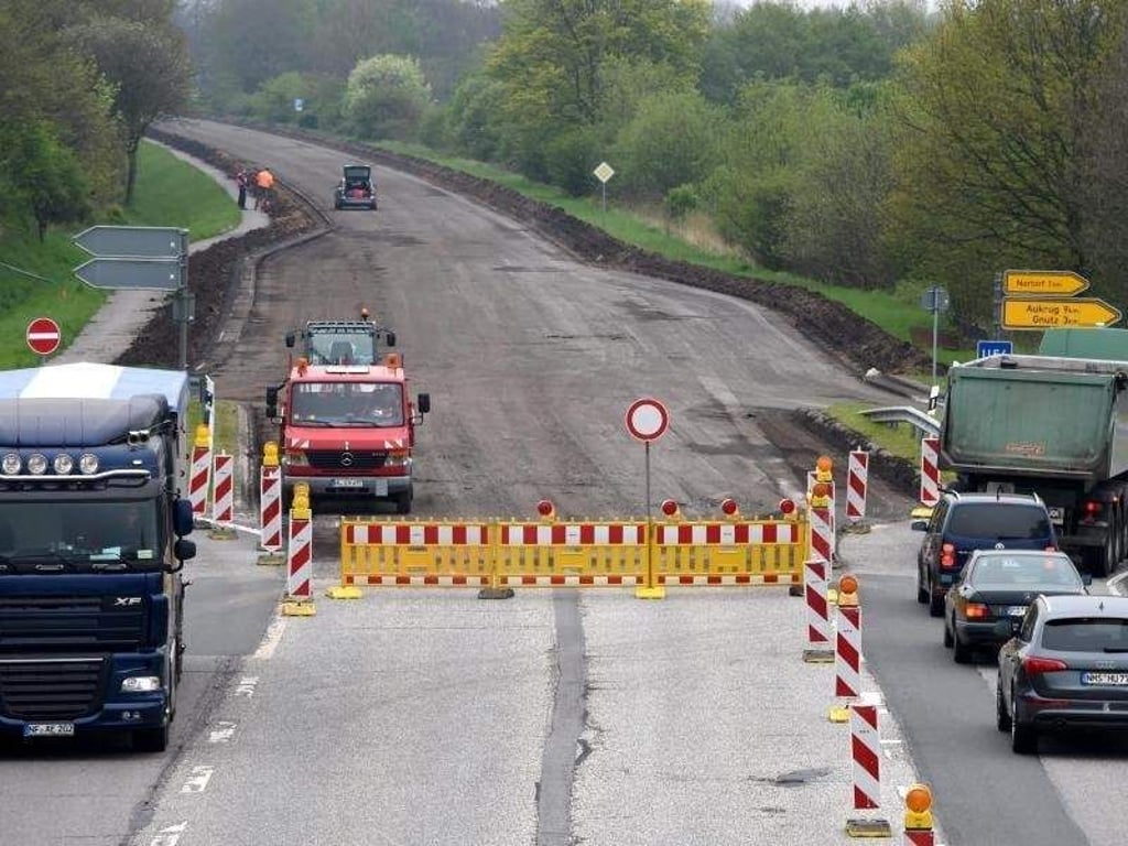 Bauarbeiten bei Nortorf: Rund 1160 Kilometer Landesstraßen in Schleswig-Holstein sind reparaturbedürftig. Foto: Carsten Rehder