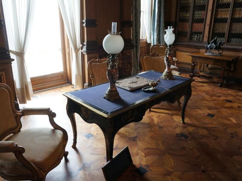 Wo der Regent einst saß: Schreibtisch von Erzherzog Ferdinand Maximilian von Habsburg in Schloss Miramare. Foto: Alexandra Stahl