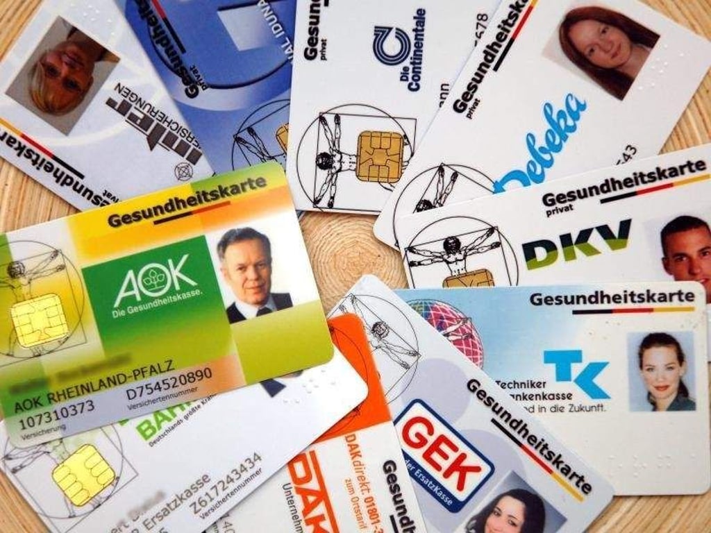 Achtung! Ab 1. Januar gilt nur noch die elektronische Gesundheitskarte. Foto: Harald Tittel