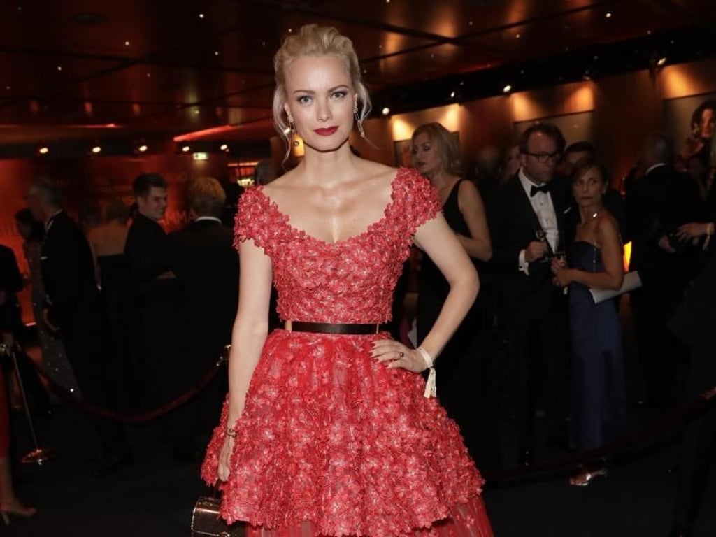 Model Franziska Knuppe ganz in Rot. Foto: Jörg Carstensen