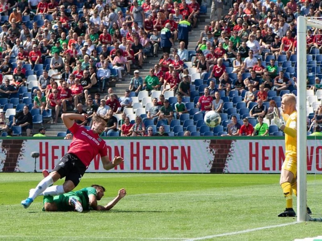 Hendrik Weydandt (l) rettete mit seinem Tor zum 1:1 Hannover 96 einen Punkt gegen Fürth. Foto: Swen Pförtner