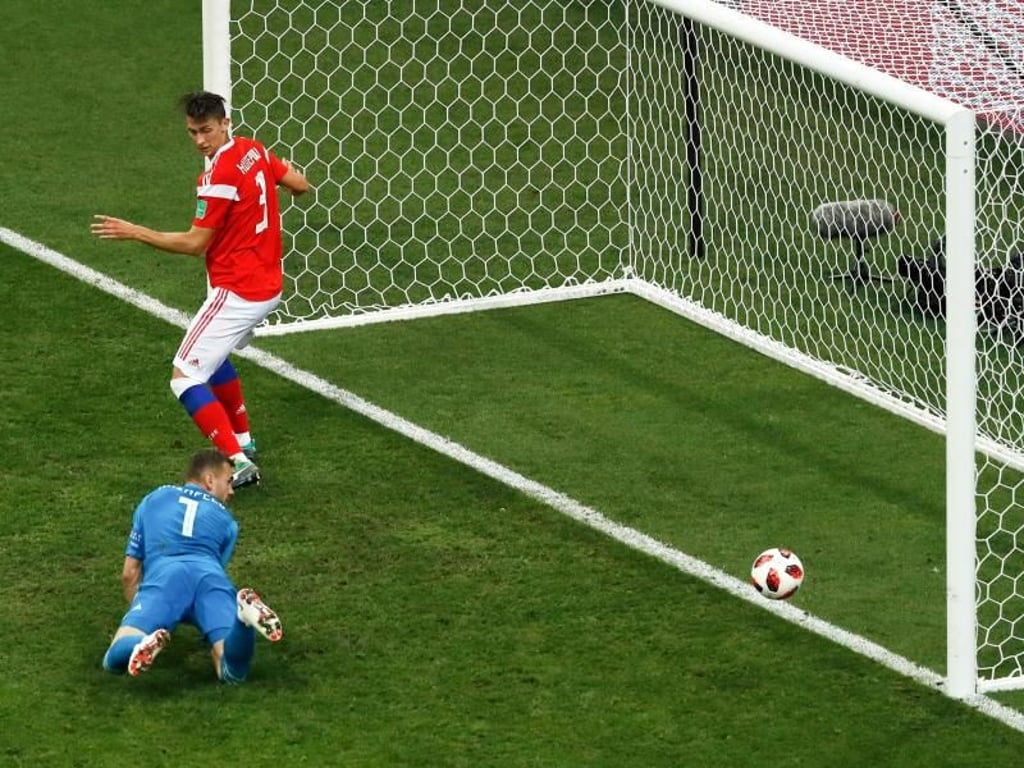 Russlands Torwart Igor Akinfejew und Teamkollege Ilja Kutepow schauen dem Ball hinterher, der am Innenpfosten abprallt und aus dem Tor fliegt. Foto: Alexander Zemlianichenko/AP