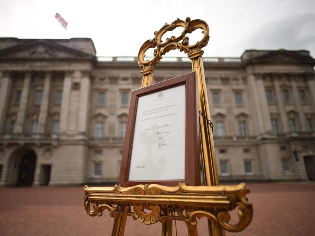 Mutter und Kind wohlauf: Auf einer goldenen Staffelei vor dem Buckingham-Palast wird die Geburt von Kates und Williams drittem Kind verkündet. Foto: Stefan Rousseau/PA Wire