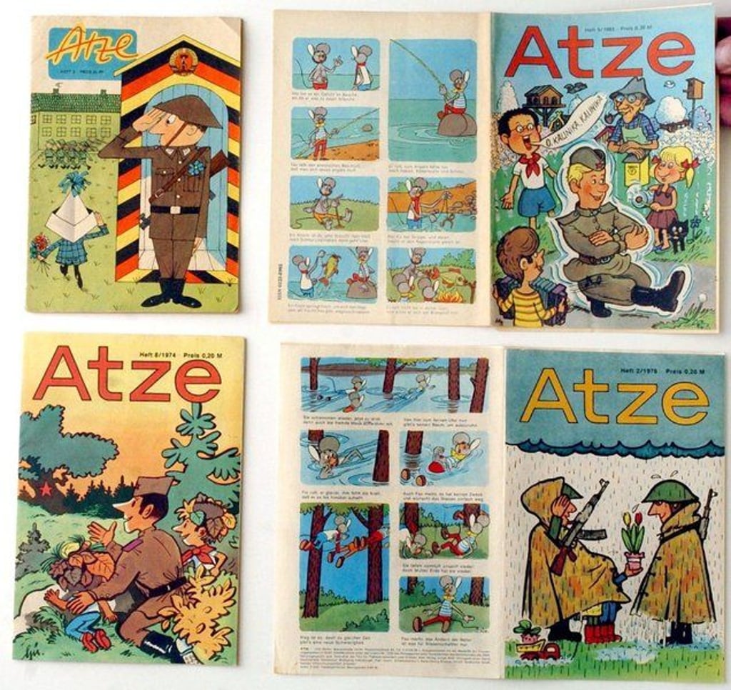 In einer Ausstellung über "Comics in der DDR" liegen am Mittwoch (24.11.2004) Ausgaben der Bildergeschichten-Hefte "Atze" aus den Jahren 1974 bis 1985 im Museum Schloß Delitzsch. Die in der DDR anfänglich als "westliche Schund- und Schmutzliteratur" bezeichneten Comics wurden ab 1953 als "Bildergeschichten" herausgegeben. Heute zählen die DDR-Comics, zu denen u.a. die Zeitschriften und Hefte "Frösi", "ABC-Zeitung", "Bummi" oder auch "Soldatenpost" gehörten, zu den selten gesehenen Sammlerobjekten. In der Austellung sind ab Donnerstag (25.11.2004) bis Ende Februar 2005 rund 200 Comic-Hefte zu sehen. Foto:Waltraud Grubitzsch dpa/lsn