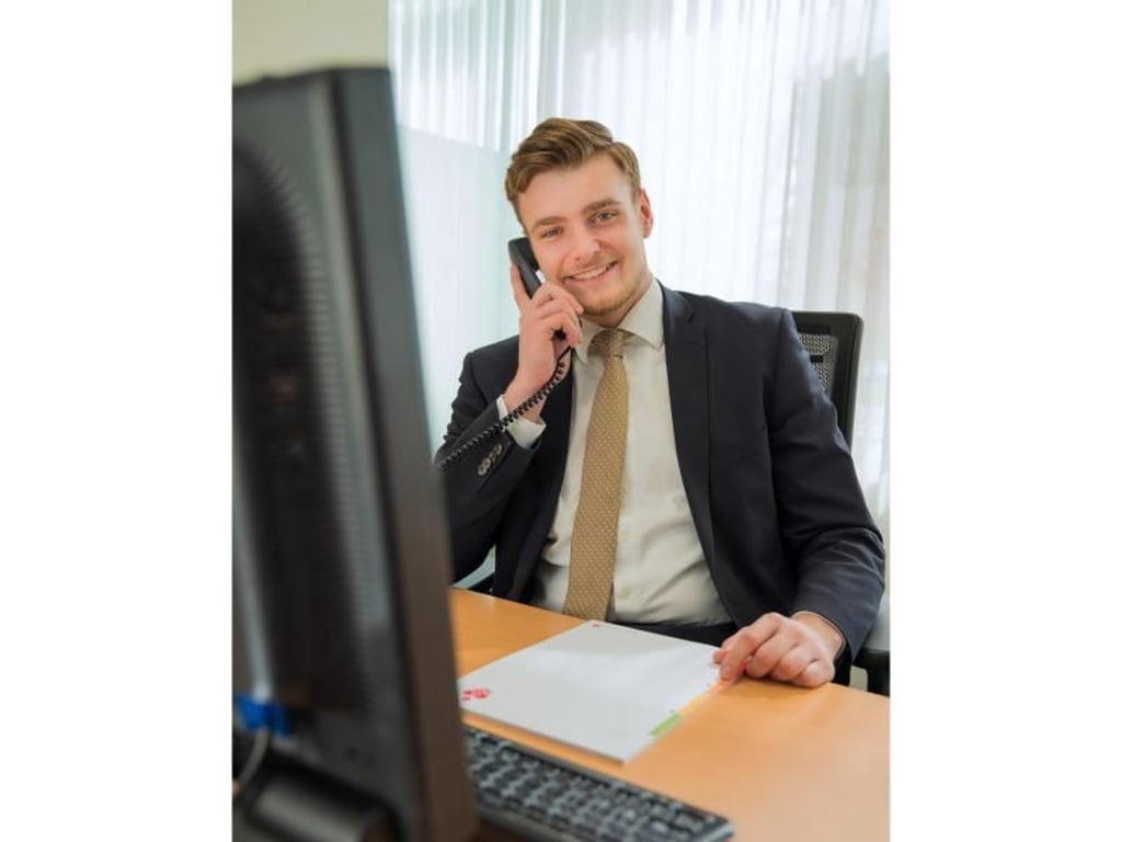 Kommunikation ist ein Muss: Bankkaufleute wie Florian Schürmann von der Sparkasse Bielefeld müssen kontaktfreudig und offen sein. Foto: Jens Flachmann/Sparkasse Bielefeld