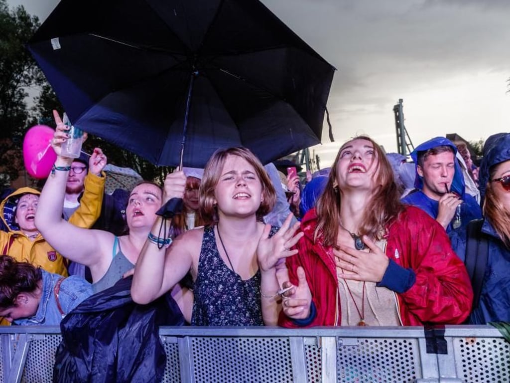 Besucher des Dockville-Festivals im strömenden Regen. Foto: Markus Scholz
