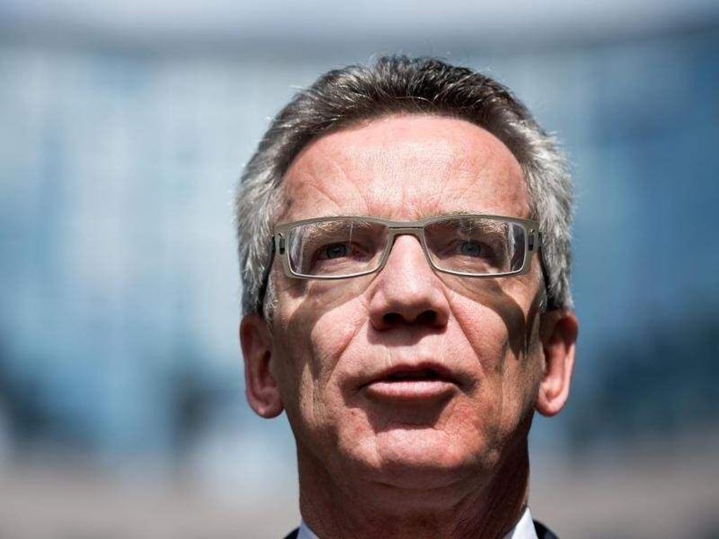 Innenminister de Maiziere (CDU) während einer Pressekonferenz (Archiv). Laut Medien will sein Ministerium die Abschiebung krimineller Ausländer erleichtern. Foto: Bernd von Jutrczenka