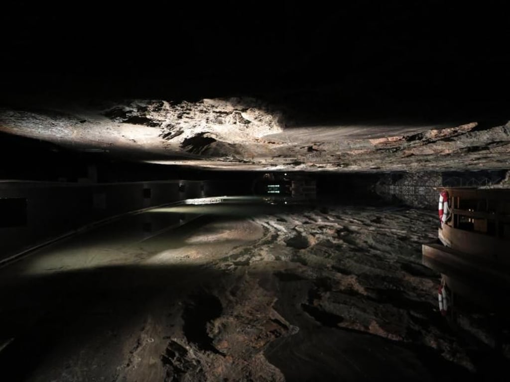 Wunderwerk der Natur unter Tage: Mystisch ist der Spiegelsee im Salzbergwerk Berchtesgaden. Foto: Larissa Loges
