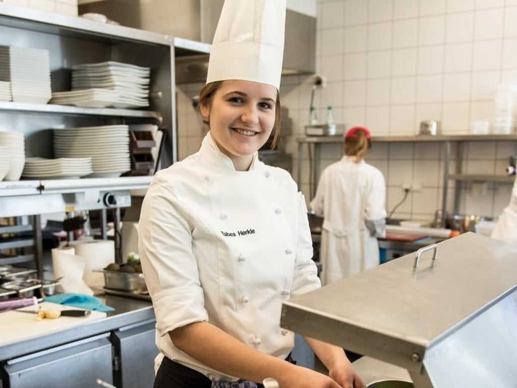Köche brauchen handwerkliches Geschick und ein Auge fürs Detail. Denn ein Salat schmeckt oft doppelt so gut, wenn er lecker angerichtet ist. Tabea Herkle lernt Köchin im Mövenpick Hotel in Stuttgart. Foto: Daniel Maurer