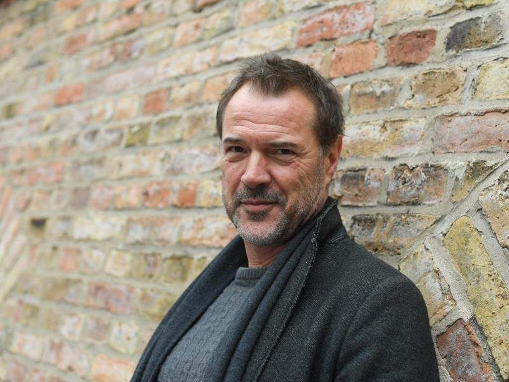 Der Schauspieler Sebastian Koch konnte sich erst als Erwachsener wieder mit Weihnachten anfreunden. Foto: Arne Dedert