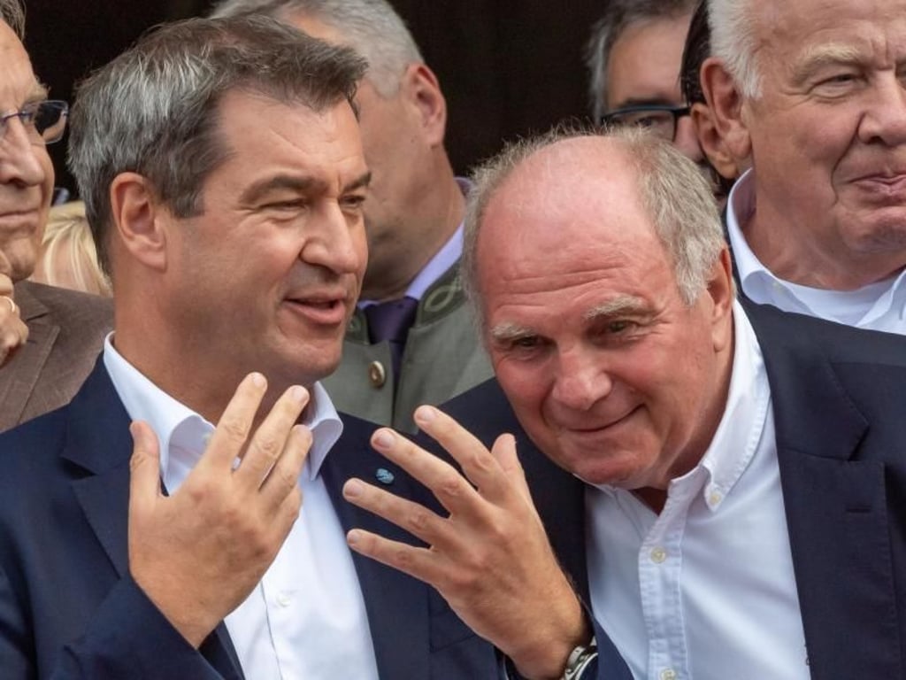 Markus Söder (l) und Uli Hoeneß beim Empfang im Hofgarten im vertraulichen Plausch. Foto: Peter Kneffel