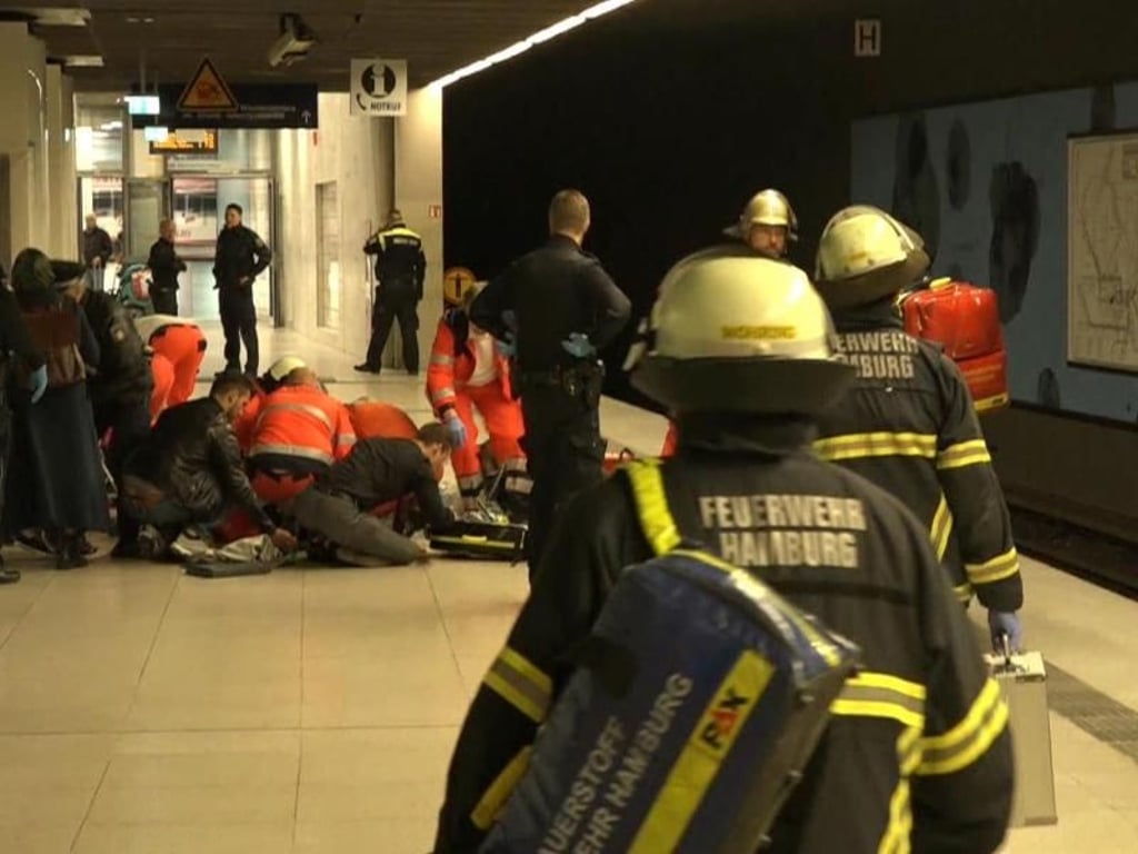 Notarzt-Einsatz in der S-Bahnhaltestelle Jungfernstieg. Foto: Tnn