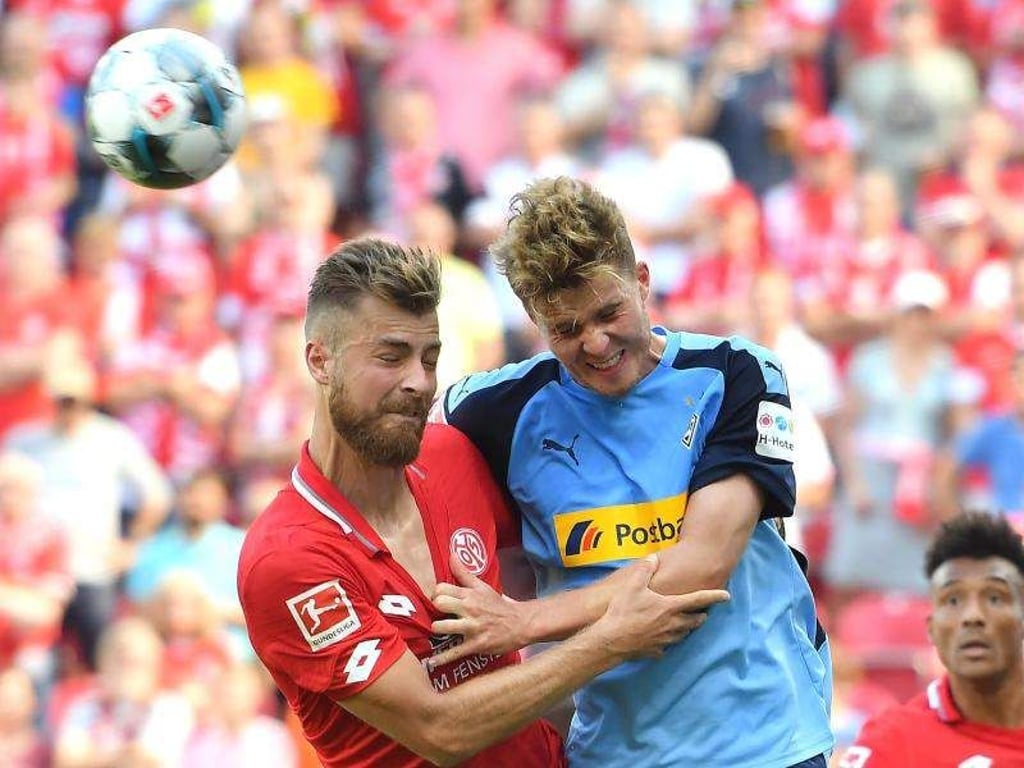 Der Mainzer Alexander Hack (l) im Kampf um den Ball gegen Gladbachs Nico Elvedi. Foto: Torsten Silz