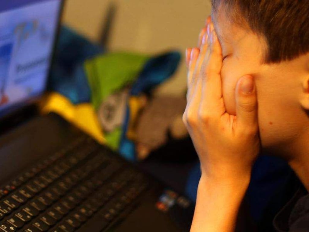 Viele Kinder werden zu Opfern von Internet-Mobbing. Wenn Eltern davon erfahren, müssen sie vorsichtig vorgehen. Foto: Oliver Berg