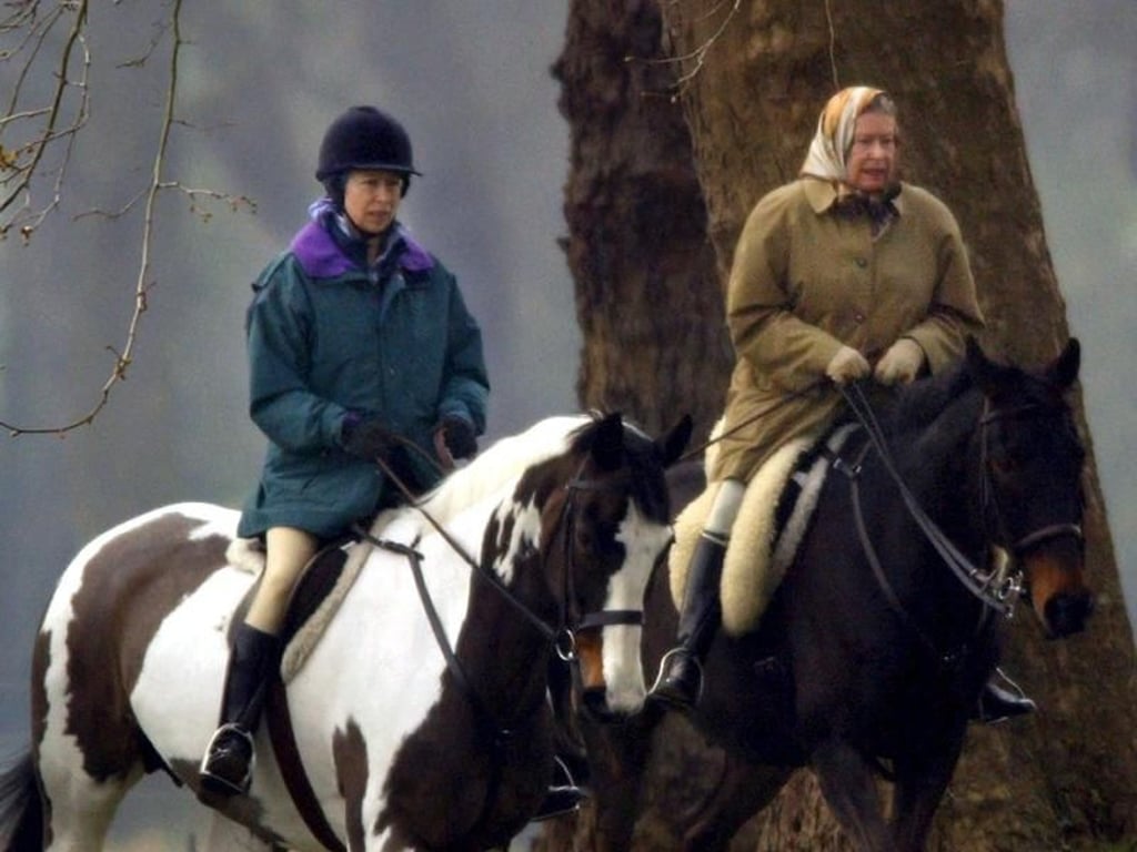 Auf dem Rücken der Pferde ist Queen Elizabeth glücklich. Auch Prinzessin Anne ist eine begeisterte Reiterin. Foto: Adrian Dennis
