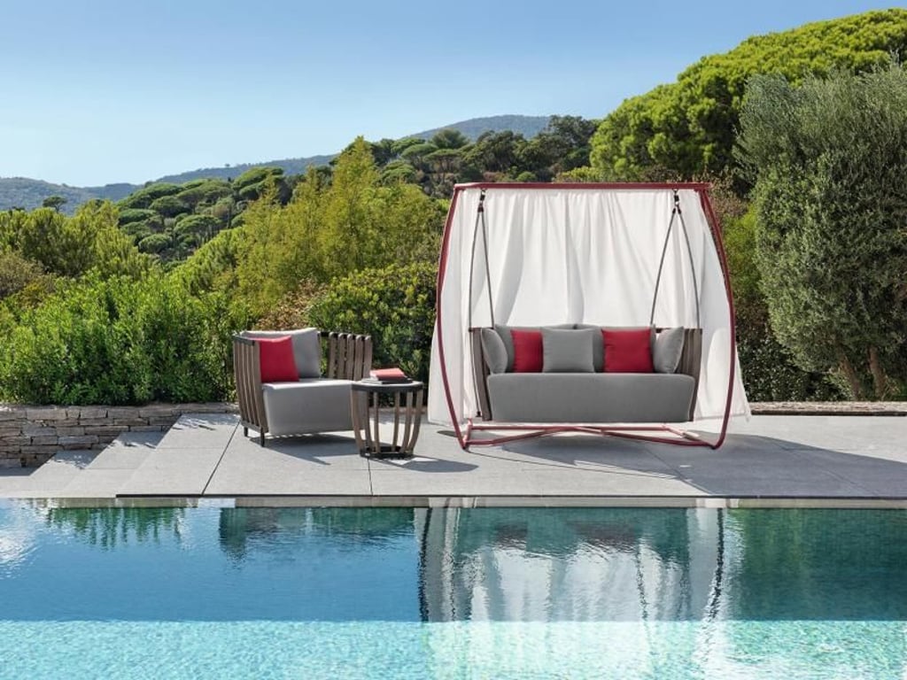 Hollywoodschaukel im Garten - die Swing-Kollektion von Patrick Norguet für Ethimo kam 2016 schon in den Handel, 2017 wird sie um einen Tisch und die Dining-Sessel ergänzt. Foto: Ethimo
