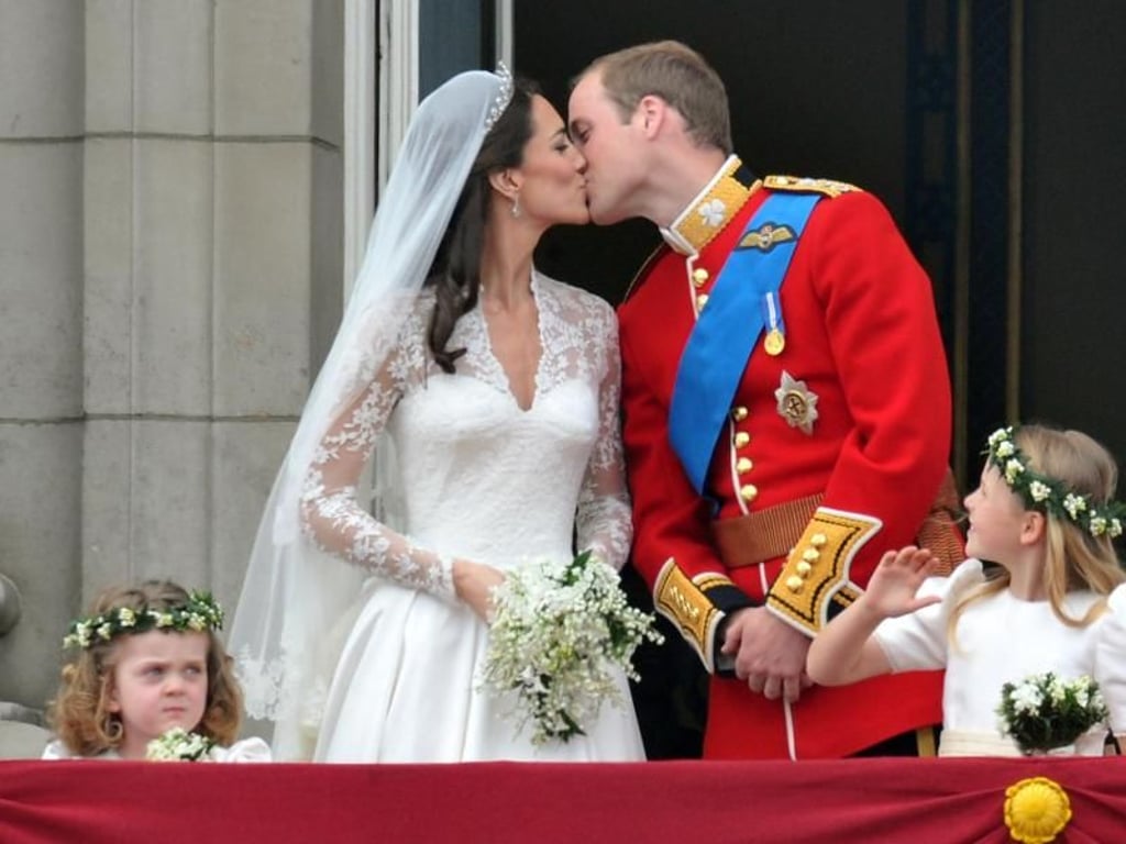 Prinz William küsst seine Ehefrau, Herzogin Kate. Foto: Peter Kneffel