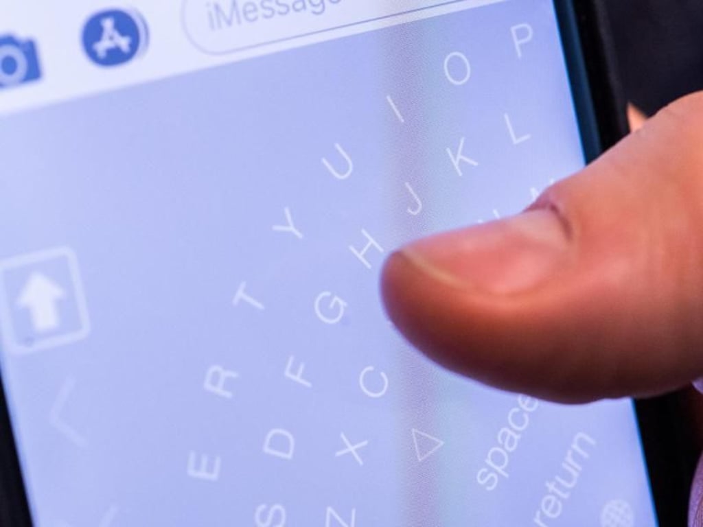 Tastatur-Apps wie Thumb Keyboard oder ThumbFan sind etwas für Smartphonenutzer, die eigentlich am liebsten nur einen Daumen zum Tippen brauchen. Sie ordnen Buchstaben und Zeichen im Viertelkreis am Bildschirmrand an.
Foto: Silas Stein