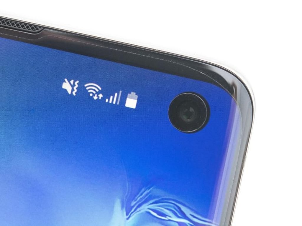 Kleines Guckloch in der Ecke: Samsung hat sich dafür entschieden, den Nutzern möglichst viel Bildschirm zu lassen. Die Kamera in der rechten oberen Ecke nimmt man schnell nicht mehr wahr. Foto: Robert Günther/dpa-tmn