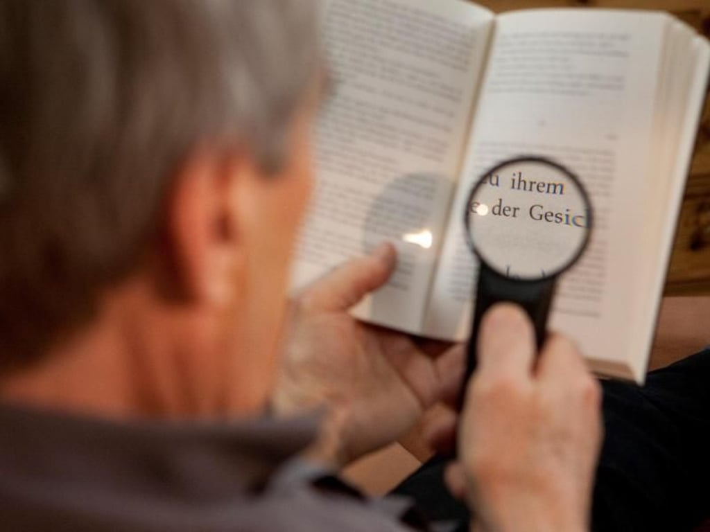Bei vielen lässt mit dem Alter auch die Sehschärfe nach. Lupen können helfen - beim Lesen, beim Handarbeiten oder beim Heimwerken. Foto: Kai Remmers