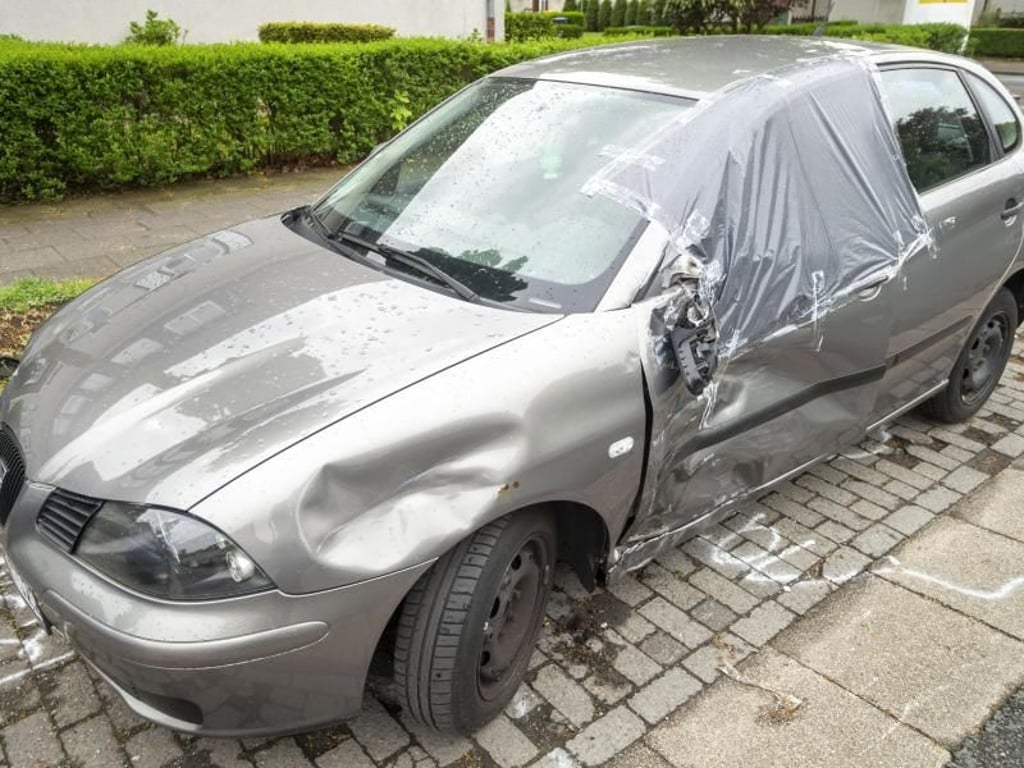 Kollateralschaden: Ein beschädigtes geparktes Fahrzeug nach einem mutmaßlichen Autorennen in Moers. Foto: Arnulf Stoffel