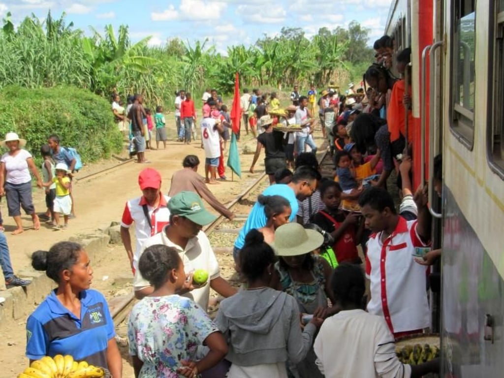 Lebhafter Handel am Bahnsteig: Wenn der Zug kommt, ist auf Madagaskar das halbe Dorf auf den Beinen. Foto: Bernd Kubisch