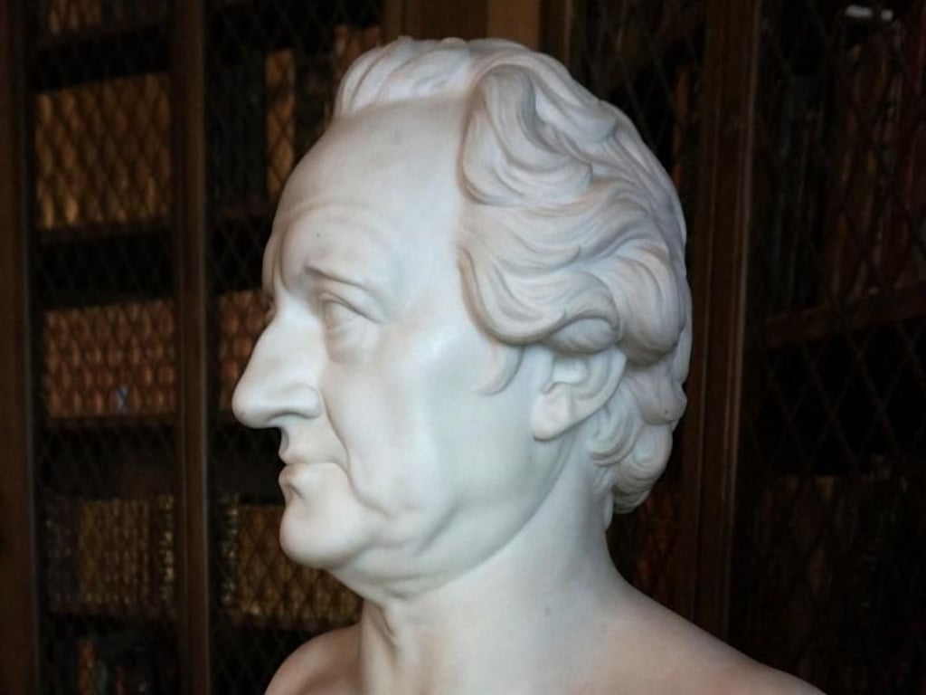 Diese Goethe-Büste in der Bibliothek von Schloss Miramare zeigt die Liebe des Erzherzogs zur Kunst. Foto: Alexandra Stahl
