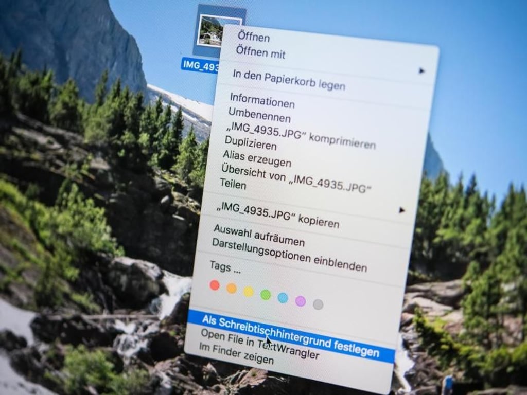 Wer den ganzen Tag auf den Rechner starrt, kann sich zumindest an einem individuellen Hintergrundbild erfreuen. Foto: Robert Günther