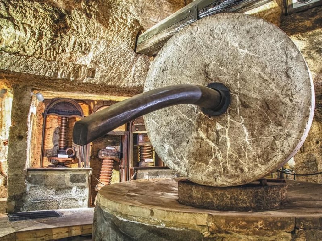 Eine alte Ölmühle in einem Kellergewölbe unter Gallipoli. Der große Mahlstein konnte nur mit der Hilfe von Eseln bewegt werden. Foto: www.viaggiareinpuglia.it