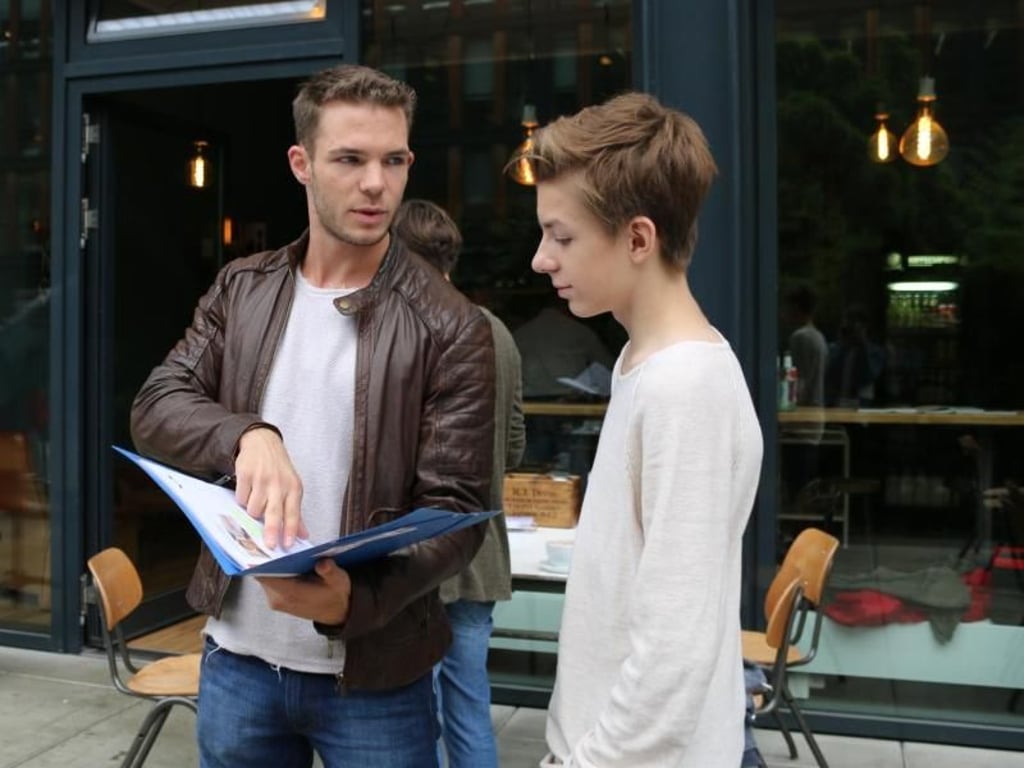 Arbeit vor Ort: Tom Dederichs (l), angehender Medienkaufmann, beim Dreh von «Club der roten Bänder» mit Schauspieler Julius Schuck. Foto: Mediengruppe RTL