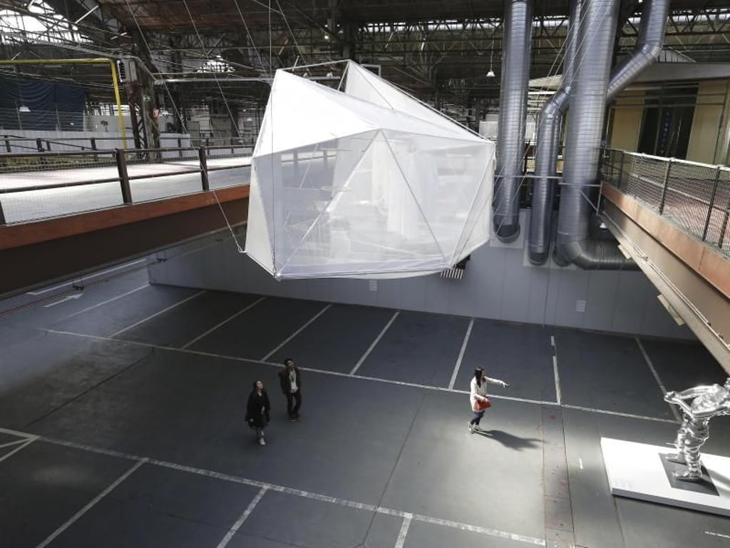 Die Skulptur «Großer Geist Nr. 7» von Thomas Schütte (r) - Die Ausstellung ist ein Vorgeschmack auf die offizielle Eröffnung. Foto: Nicolas Maeterlinck/BELGA