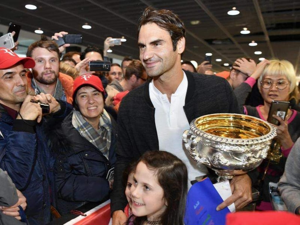 Roger Federer kehrt in die Schweiz zurück und wird freudig begrüßt. Foto: Walter Bieri