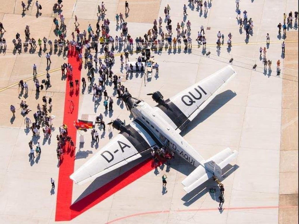Der Flugzeug-Oldtimer «Tante Ju» wurde als «bewegliches Denkmal» geehrt. Hier ist ein Flugzeug vom Typ Junkers Ju 52 auf den Airport Days in Hamburg zu sehen. Foto: Daniel Bockwoldt