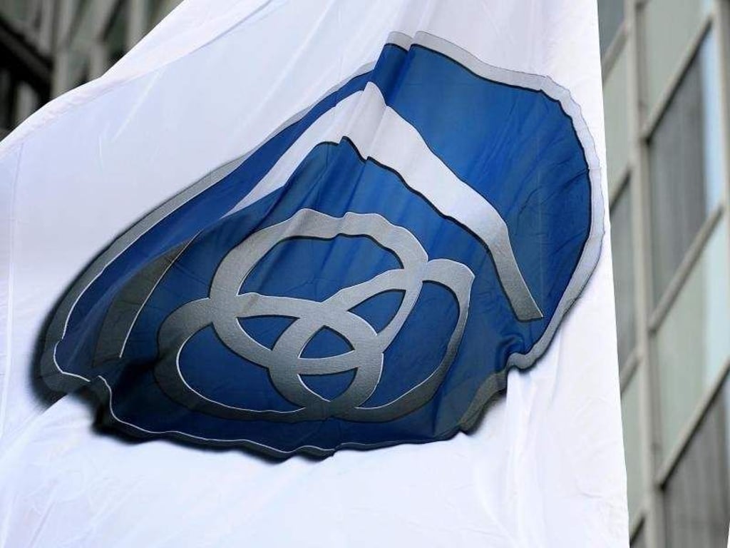 Flagge vor dem Verwaltungsgebäude von ThyssenKrupp. Foto: A. Scheidemann/Archiv