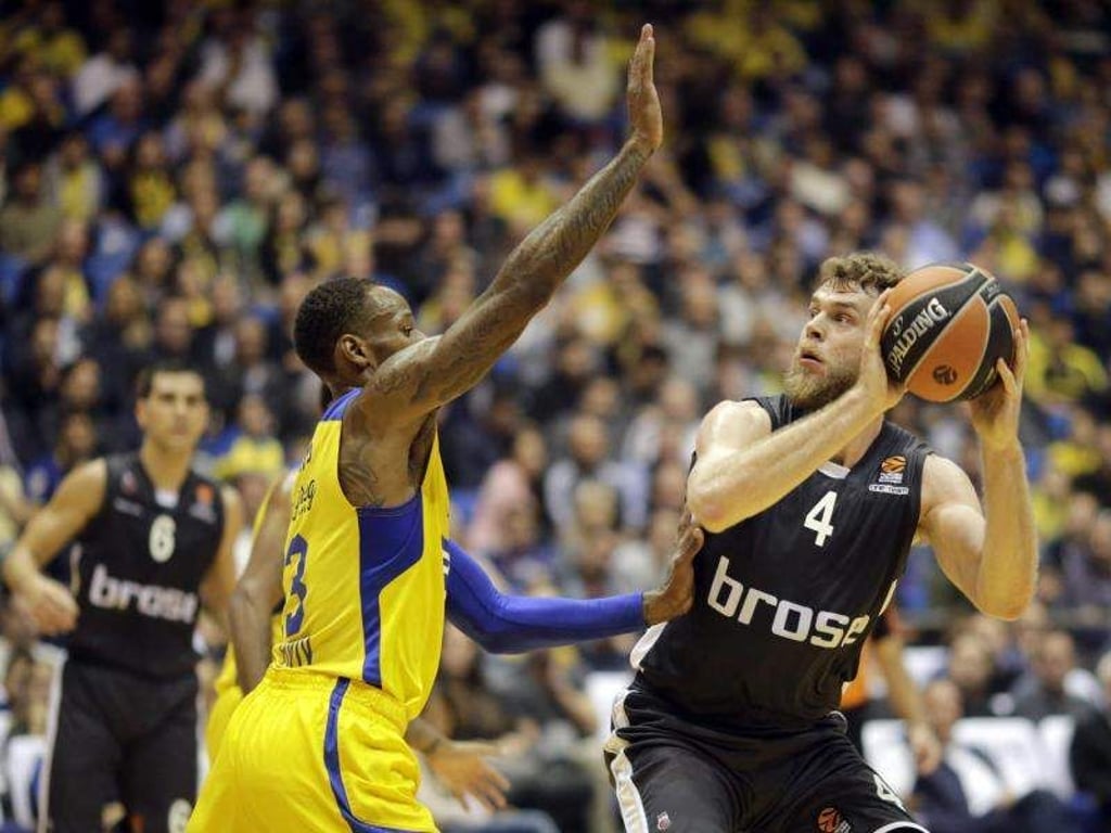 Nicolo Melli (r) von den Brose Baskets Bamberg setzt zu einem weiteren Korbwurf gegen Tel Avivs Sonny Weems an. Foto: Abri Sultan