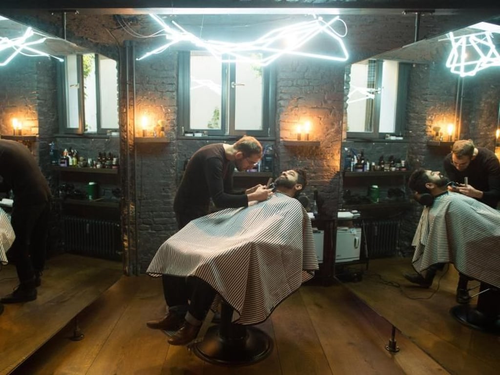 Ein Bart muss gut geschnitten und in Form sein: Barbier Matthew stutzt im Salon Wheadon einem Kunden den Bart. Foto: Klaus-Dietmar Gabbert