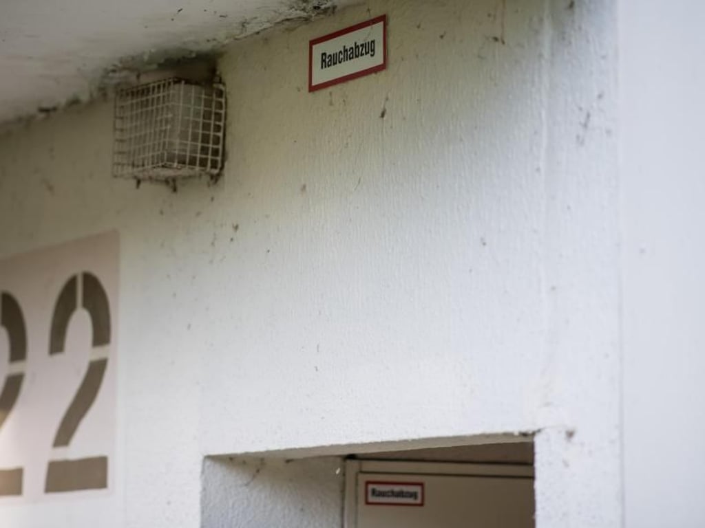 Rauchabzug im Dortmunder Hannibal-Hochhauskomplex: Mehr als 400 Wohnungen wurden wegen Brandgefahr geräumt. Foto: Guido Kirchner