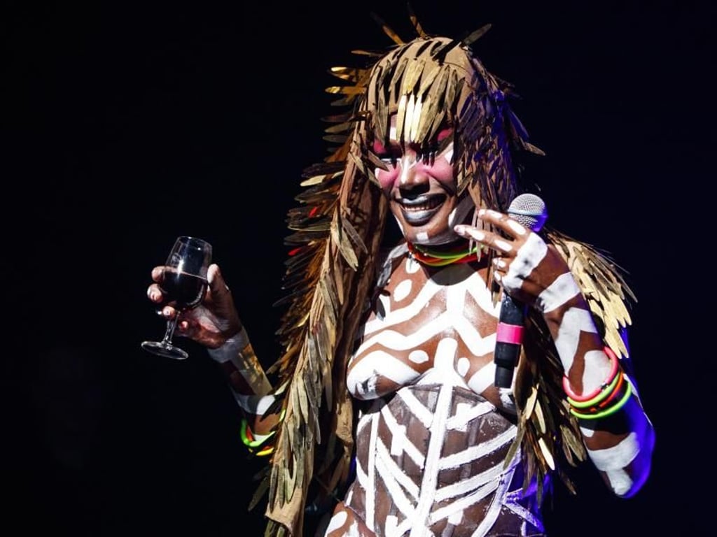 Ein Gläschen Wein, ein Mikrophon und Bodypainting: Grace Jones in Montreux. Foto: Valentin Flauraud