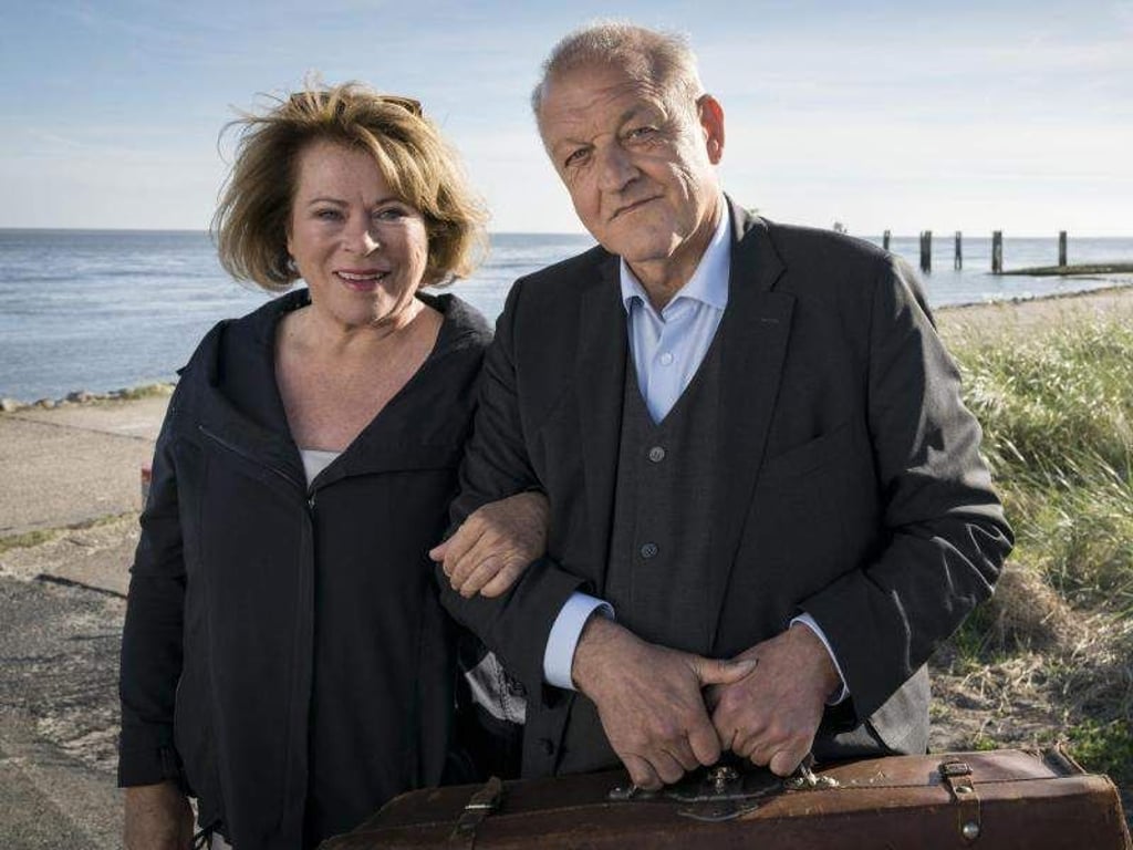 Anna Springer (Rita Russek) und Wilsberg (Leonard Lansink) ermittelten auf einer ostfriesischen Insel. Foto: Thomas Kost/ZDF