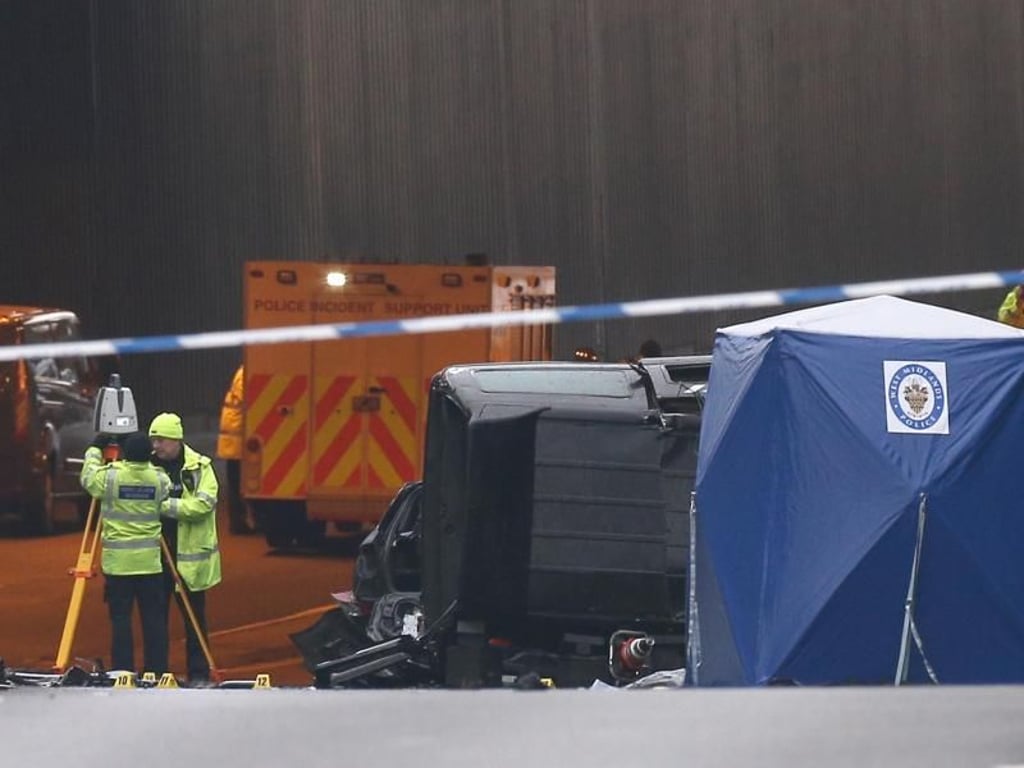Stark beschädigte Fahrzeuge am Unfallort in Birmingham. Foto: Aaron Chown