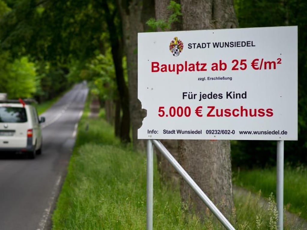 Baukindergeld als kommunale Initiative: Mit günstigen Bauplätzen und einem Zuschuss von 5000 Euro pro Kind wirbt die Stadt Wunsiedel in Oberfranken. Foto: David Ebener