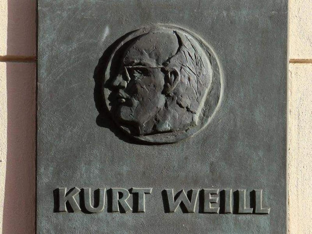 Gedenktafel für den Komponisten Kurt Weill (1900-1950) am Gebäude der Jüdischen Gemeinde in Dessau. Foto: Jens Wolf